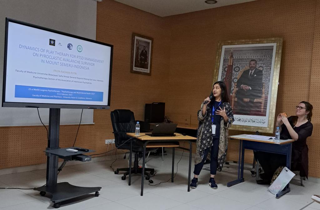 Dr. Frilya Rachma Putri Sp. KJ, membawakan presentasi berjudul Dynamics of Play therapy for PTSD Management on Pyroclastic Avalanche Survivor in Mt. Semeru Indonesia